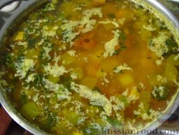 Классический гороховый суп на свиных ребрышках: Добавьте петрушку в суп, варите пару минут. Можно подавать суп с сухариками!