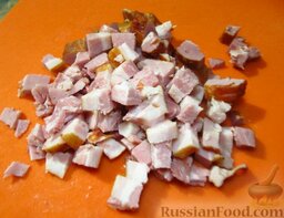 Классический гороховый суп на свиных ребрышках: Тем временем подготовьте остальные ингредиенты.  Копченые ребрышки порежьте мелким кубиком.