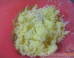 Картофельные оладьи с зеленым луком, паприкой и мускатным орехом: Картофель натрите на мелкой терке, посыпьте солью, хорошо перемешайте и оставьте на 10 минут.