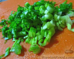 Картофельные оладьи с зеленым луком, паприкой и мускатным орехом: Зеленый лук также мелко порубите.