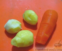 Салат с ветчиной, овощами и сыром: Картофель и морковь отварите в кожуре, дайте остыть, а потом почистите.