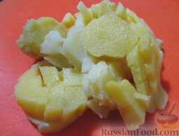 Салат с ветчиной, овощами и сыром: Картофель тоже порежьте кубиком.