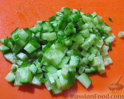 Салат с ветчиной, овощами и сыром: Огурец также порежьте кубиком.