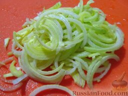 Салат с ветчиной, овощами и сыром: Порей порежьте соломкой.