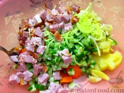 Салат с ветчиной, овощами и сыром: Все нарезанные овощи и ветчину соедините в миске.
