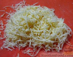 Салат с ветчиной, овощами и сыром: Сыр натрите на мелкой терке.