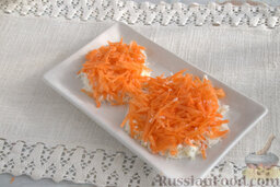 Салат к 8 Марта "Девичьи грезы" (с редькой дайкон): Измельчаем яркую морковь, выкладываем ее на тарелку.