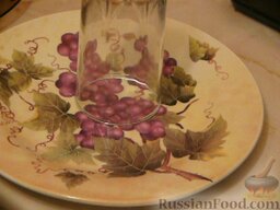 Салат "Гранатовый браслет": Ставим стакан в центр тарелки и начинаем выкладывать слои салата.