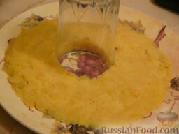 Салат "Гранатовый браслет": 1-й слой: картофель, чуть-чуть соли, смазать майонезом.