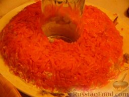 Салат "Гранатовый браслет": 4-й слой: морковь, чуть-чуть соли, майонез.