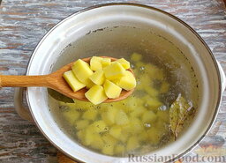 Суп из консервированной сардины, с помидорами: Предварительно поставить на плиту кастрюльку с чистой водой. После кипения, сдобрить солью, закинуть листок лавровый. Затем туда же кинуть подготовленный картофель.