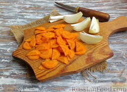 Суп из консервированной сардины, с помидорами: Часть луковицы и морковь также очистить от кожицы. Морковь нарубить полукольцами, лук разрезать на четыре больших части.