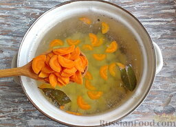 Суп из консервированной сардины, с помидорами: После того, как вода с картофелем подойдёт к кипению, закинуть морковь, сделать огонь ниже среднего, закрыть крышкой.