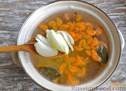 Суп из консервированной сардины, с помидорами: Через пять минуток закинуть кусочки лука, продолжить варить.