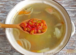 Суп из консервированной сардины, с помидорами: Если картофель почти сварился, закинуть помидоры, предварительно разрезанные на две части.