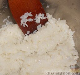 Роллы с мидиями и авокадо: Влить заправку в готовый рис. Осторожно перемешать и оставить рис остывать.  Пока рис остывает, приготовить начинку. Начинку для роллов выбирайте, исходя из ваших вкусовых предпочтений.