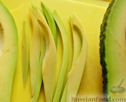 Роллы с мидиями и авокадо: Очистить авокадо от кожуры и нарезать полосочками.
