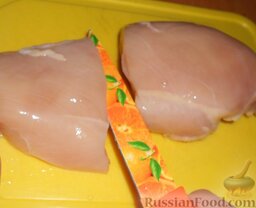 Шницель из курицы в панировке из сухарей: Тщательно вымыть куриную грудку холодной водой и разрезать на 2 части.