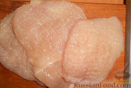 Шницель из курицы в панировке из сухарей: Отбить мясо и немного посолить каждый кусочек.
