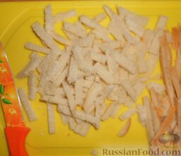 Шницель из курицы в панировке из сухарей: Теперь приступить к приготовлению сухарей.   Грубую корочку с хлебных ломтиков следует удалить. Затем нарезать брусочками.