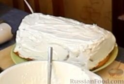 Торт "Аляска", с мороженым внутри: Снова достаем наше мороженое в бисквите из холодильника, обмазываем его кремом безе.