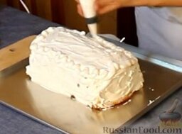 Торт "Аляска", с мороженым внутри: Можем красиво отсадить его по всей поверхности торта из кондитерского мешка.