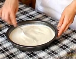 Гурьевская каша: Для начала мы должны приготовить пенки из сливок. В широкую, неглубокую посуду (например, в сковороду или форму для торта) выливаем сливки, добавляем к ним ванильный сахар. Отправляем в разогретую до 150-160 градусов духовку.
