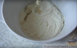 Торт "Снежная горка": Для приготовления крема взбиваем оставшуюся сметану с 0,5 стаканом сахара и пакетиком загустителя до растворения сахара.