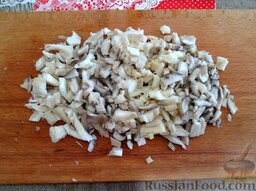 Котлеты по-киевски с вешенками и сыром: Вешенки помойте, удалите грубые наросты у самых корешков. Мелко порежьте грибы.