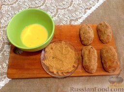 Котлеты по-киевски с вешенками и сыром: Обмакивайте каждую котлету в яично-молочную смесь, а затем – в панировку.