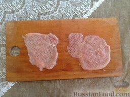Котлеты по-киевски с вешенками и сыром: Отбейте филейные заготовки кухонным молотком. Мясо должно быть тонким, но не рваться.