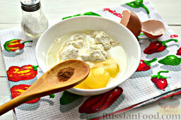 Королевские креветки в кляре: Для кляра соединяем яйцо, молоко, мускатный орех, соль и муку.
