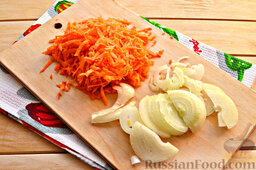 Чахохбили: Лук очищаем и нарезаем (полукольцами). Морковку очищаем и натираем на терке.