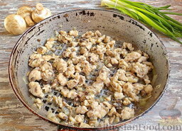 Фаршированные шампиньоны: Горячую сковороду смазать маслом и загрузить нашинкованный лук. Через 2 минуты закинуть филе и грибные крошки.
