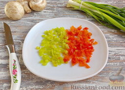 Фаршированные шампиньоны: Сладкий перец нарезать небольшими брусочками. Лучше использовать перец разных цветов, чтобы разнообразить начинку красками, например, красный и зелёный.