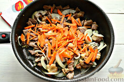 Азу с корнишонами: Дополнительно можно добавить и морковь, измельченную соломкой (этот продукт - по желанию).