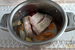 Заливная рыба (порционная): Выкладываем подготовленную белую рыбу в кастрюлю, готовим блюдо 18-25 минут (в зависимости от сорта и количества рыбы).