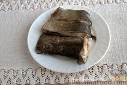 Заливная рыба (порционная): Выкладываем готовый рыбный продукт на тарелку, ждем, когда он остынет.