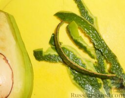 Канапе с мидиями и авокадо: Авокадо разрезать на две части, очистить от грубой малосъедобной кожуры.