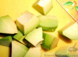 Канапе с мидиями и авокадо: Затем нарезать произвольным образом, но не сильно мелко. Если у вас достаточно времени, то можно постараться нарезать авокадо ровными кубиками.