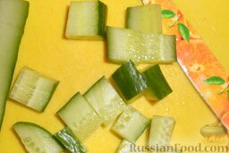 Канапе с мидиями и авокадо: Огурец нарезать кубиками. Можно очистить овощ от кожуры, как кому больше нравится.