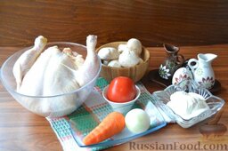 Фаршированная курица с овощной начинкой: Все ингредиенты блюда необходимо тщательно вымыть. Морковь и лук нужно очистить.