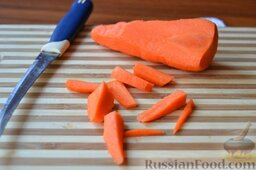 Фаршированная курица с овощной начинкой: Морковь нарезать небольшими брусочками.