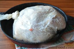 Фаршированная курица с овощной начинкой: Поместить тушку в рукав. Положить ее в сковороду с толстым дном.