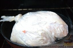 Фаршированная курица с овощной начинкой: Поместить сковороду с фаршированной овощами курицей в духовку на 2 часа.