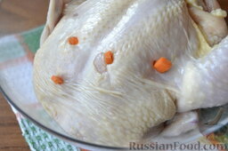 Фаршированная курица с овощной начинкой: Поместить в отверстия морковные брусочки.
