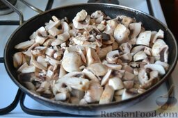 Фаршированная курица с овощной начинкой: Высыпать в сковороду измельченные шампиньоны. Жарить грибы нужно на среднем уровне огня.