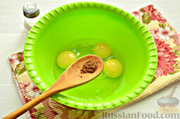 Рулет из яиц, с курицей: Не откладывая, сдабриваем яйца солью, мускатным орехом. По желанию можно ввести ваши предпочитаемые специи (например, молотого перчика).