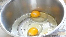 Оладьи на сгущенном молоке и сметане: Как приготовить оладьи на сгущенном молоке и сметане:    В глубокую ёмкость разбиваем яйца. Добавляем щепотку соли.