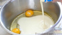 Оладьи на сгущенном молоке и сметане: Вливаем молоко и перемешиваем.